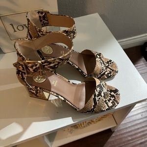 Ladies heels size 7.